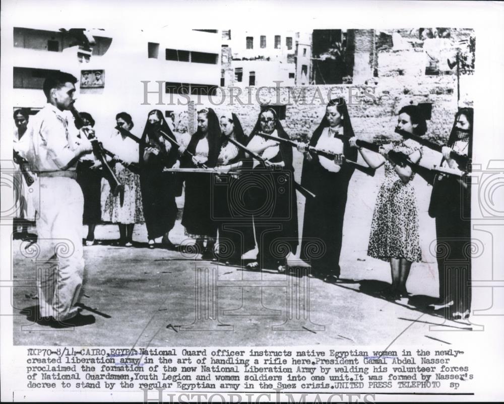 1956 Press Photo National Guard Officer Instructs Native Egyptian Women - Historic Images