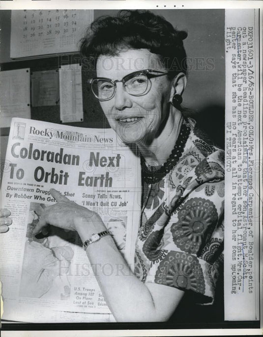 1962 Press Photo Florence Carpenter Points Paper About Son Astronaut Carpenter - Historic Images