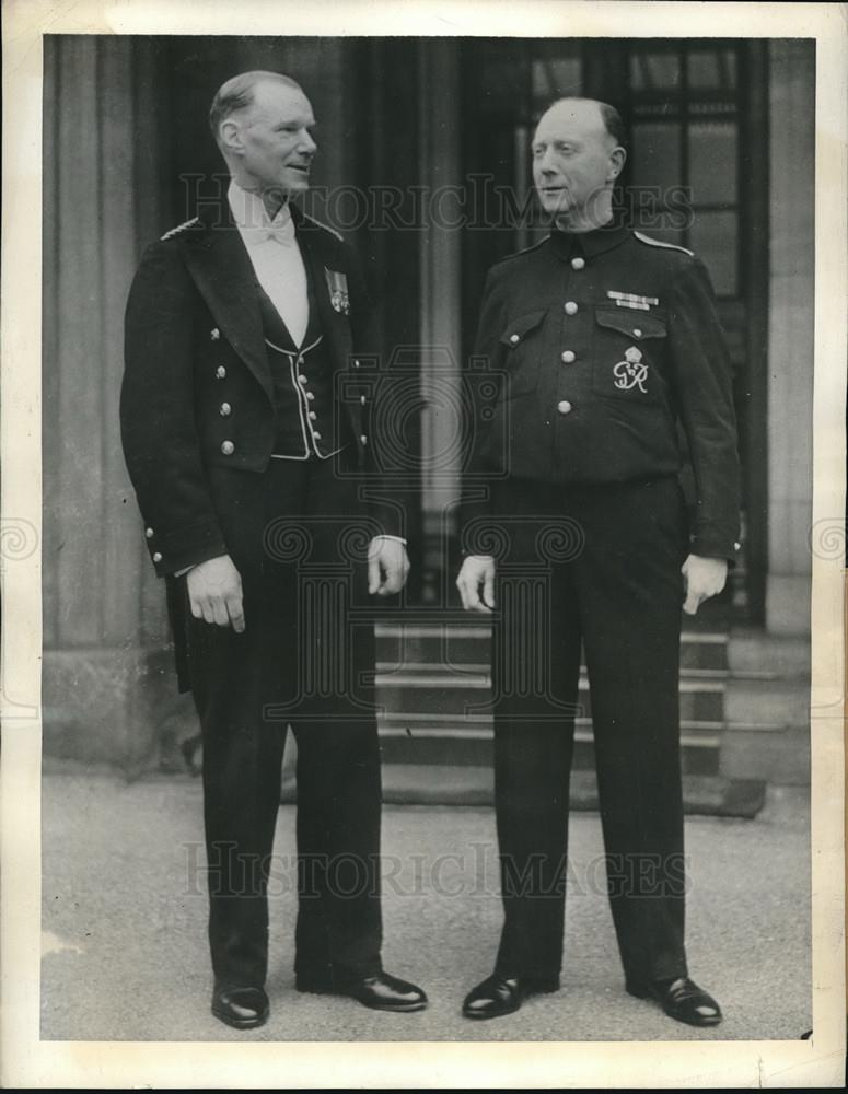 1943 Press Photo Servants at Buckingham Palace John Ainslie and John Stewart - Historic Images