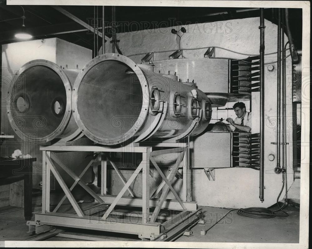 1941 Press Photo Prof JB Richardson Operates 80 Ton Cyclotron - Historic Images