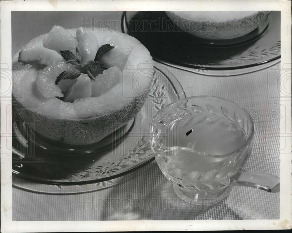 1954 Press Photo Food Art: peach slices stuffed into cantaloupe halves - Historic Images