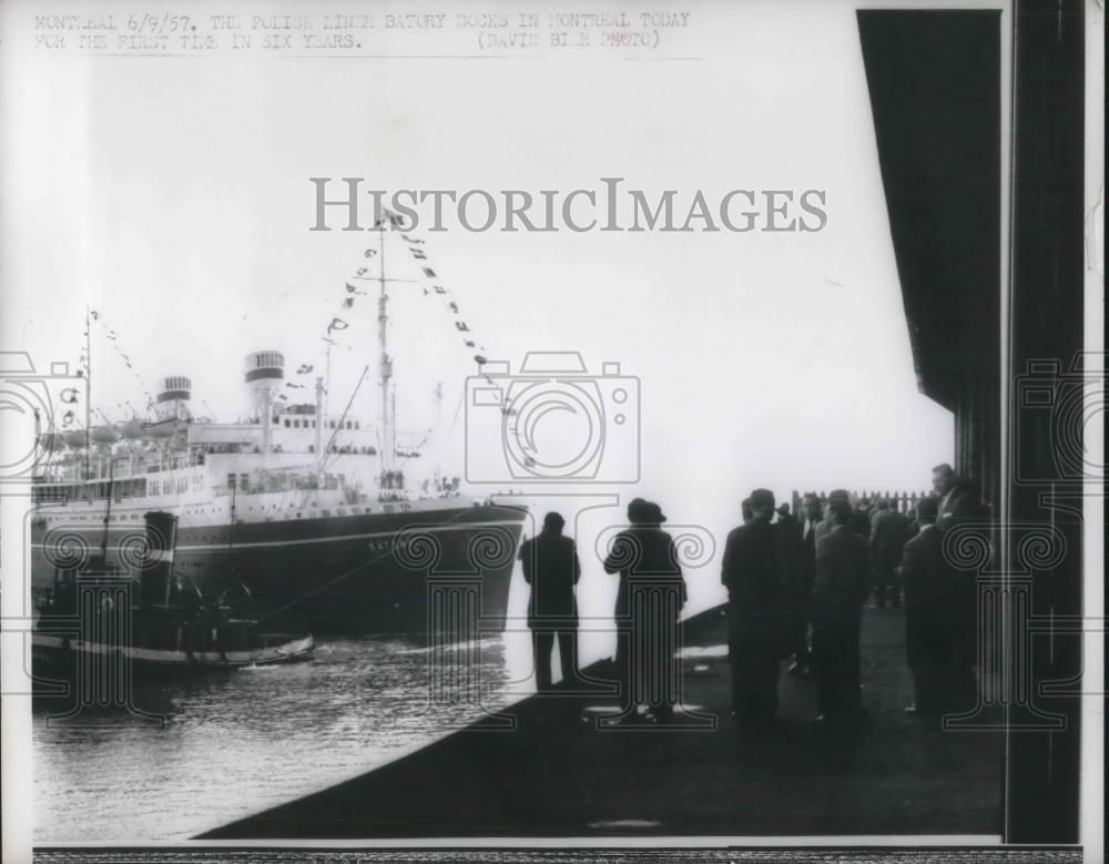 1957 Press Photo A liner ship arriving at a docking pier - Historic Images