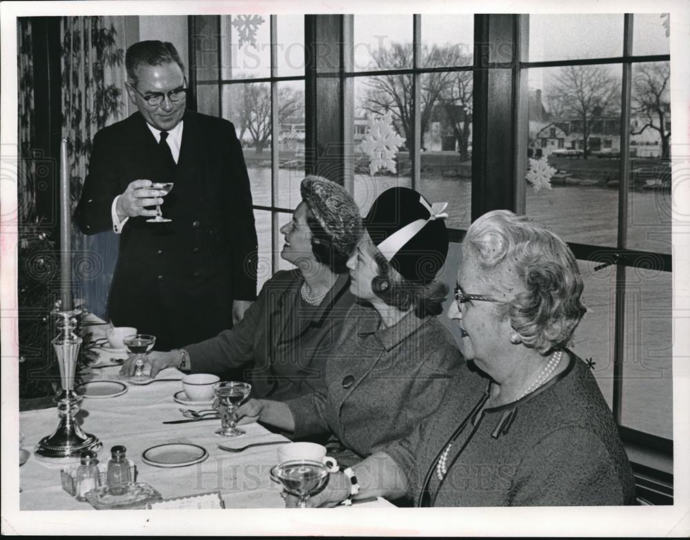 1966 Press Photo Commodore Howard Murray With Mrs Murray Mrs Charles Judd - Historic Images