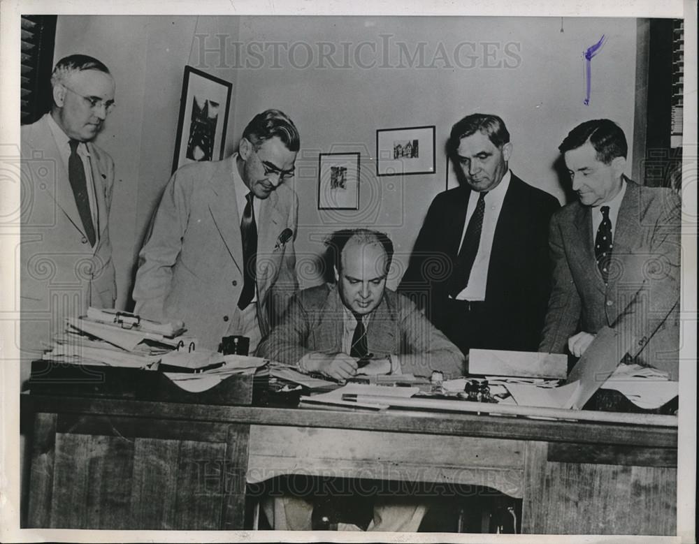 1938 Press Photo Philip Phillip NLRB Head Signs Contract With Harlan Co. Union - Historic Images