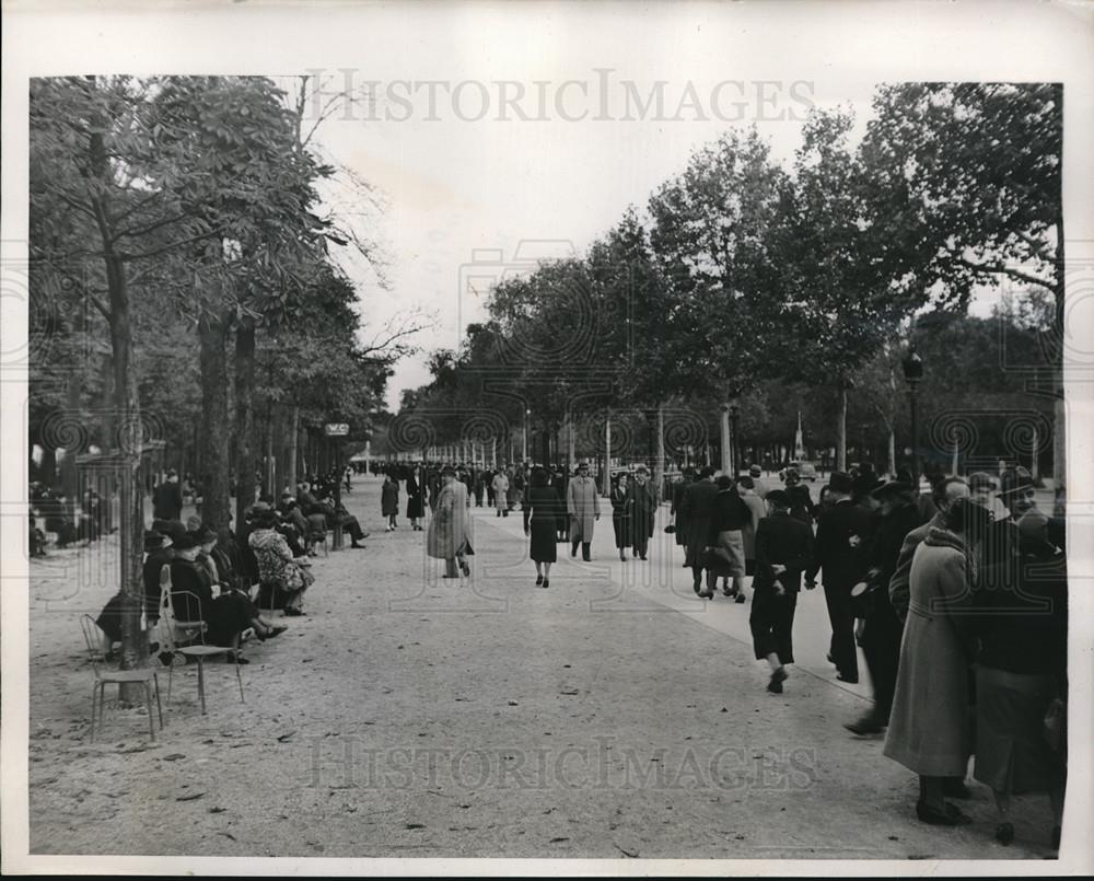 1939 Press Photo crowds stroll the avenues of Paris, France - Historic Images