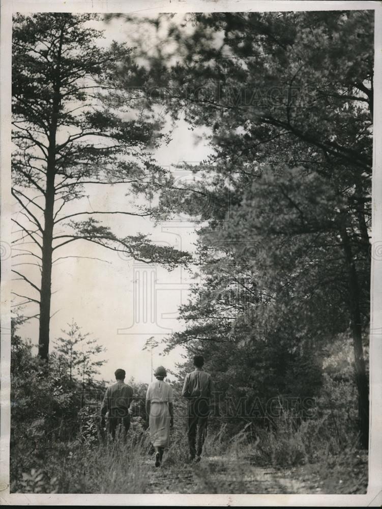 1937 Press Photo People Walking in Greenbelt, Maryland - Historic Images