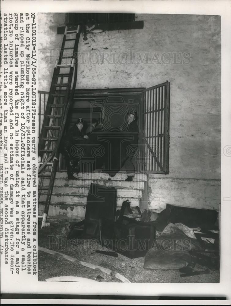 1955 Press Photo Firemen carrying a mattress from a cell block - Historic Images