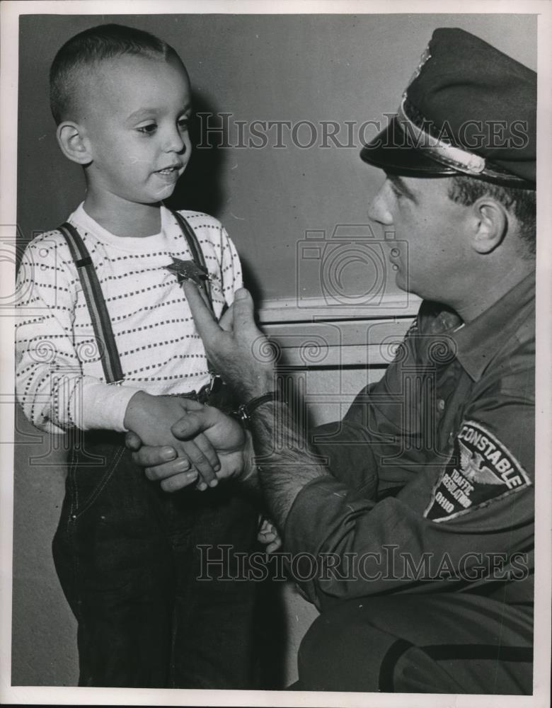 1956 Press Photo Kenneth Scott Shupe & constable Joseph Cuccia in Cleveland - Historic Images
