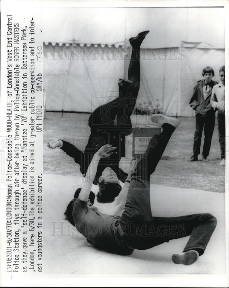 1970 Press Photo Police demonstrating Self Defense display at Mansize Exhibition - Historic Images