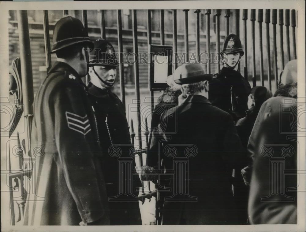 1928 Press Photo English Bobbies Stand Guard At Bulletin Board - Historic Images