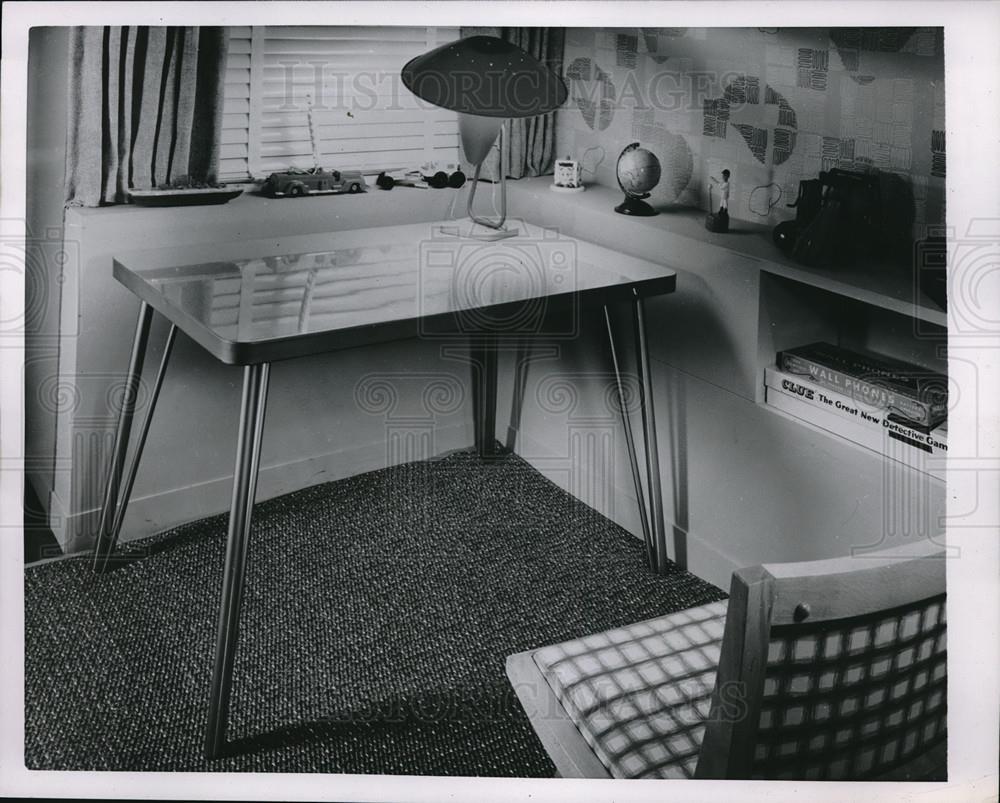 Press Photo Modern Table Shows Space Saving Design - Historic Images