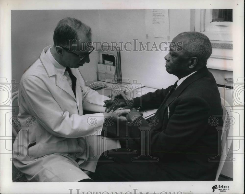 Press Photo Dr ralph Wolfew at Arthritis Foundation Clinic with a patient - Historic Images