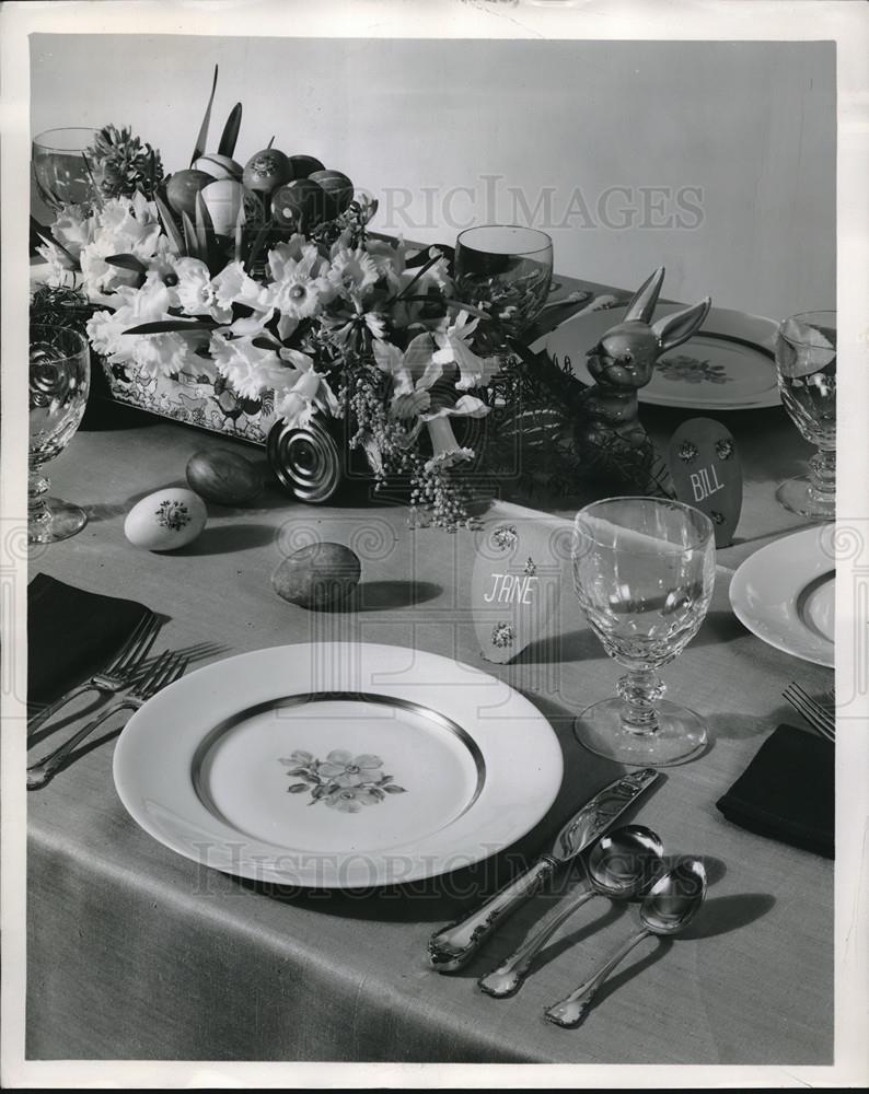 1949 Press Photo A dinner table place setting & center pice decorations - Historic Images