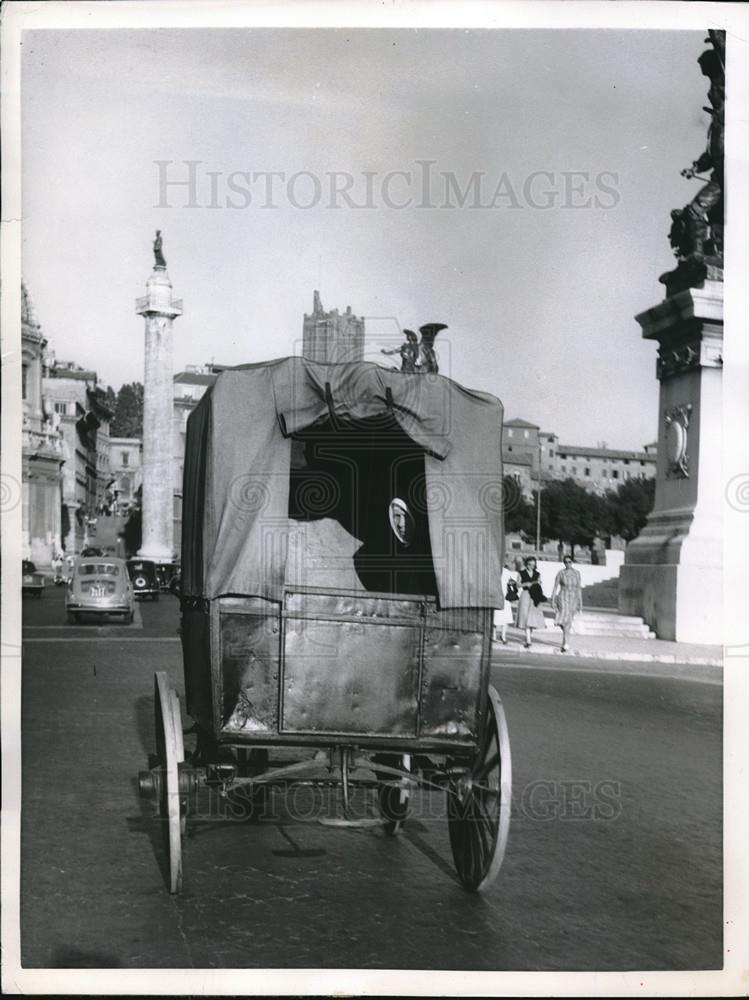 1956 Press Photo Ancient Horse Drawn Wagon Travels Past Rome War Memorial - Historic Images