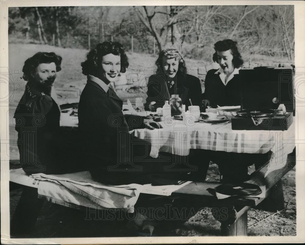 1944 Press Photo St Paul,Minn. D Maxwell,A Safstrom,B Trainor D Linnell picnic - Historic Images