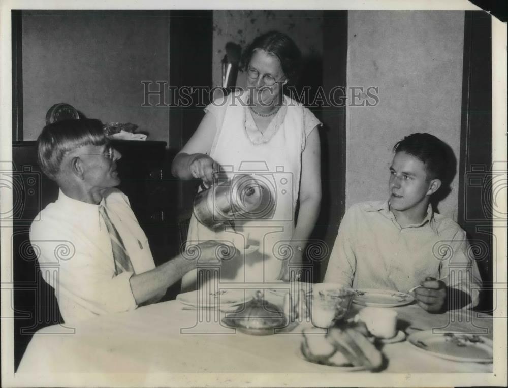 1935 Press Photo Ralph Thompson by w/ family after paroled from Michigan Prison - Historic Images