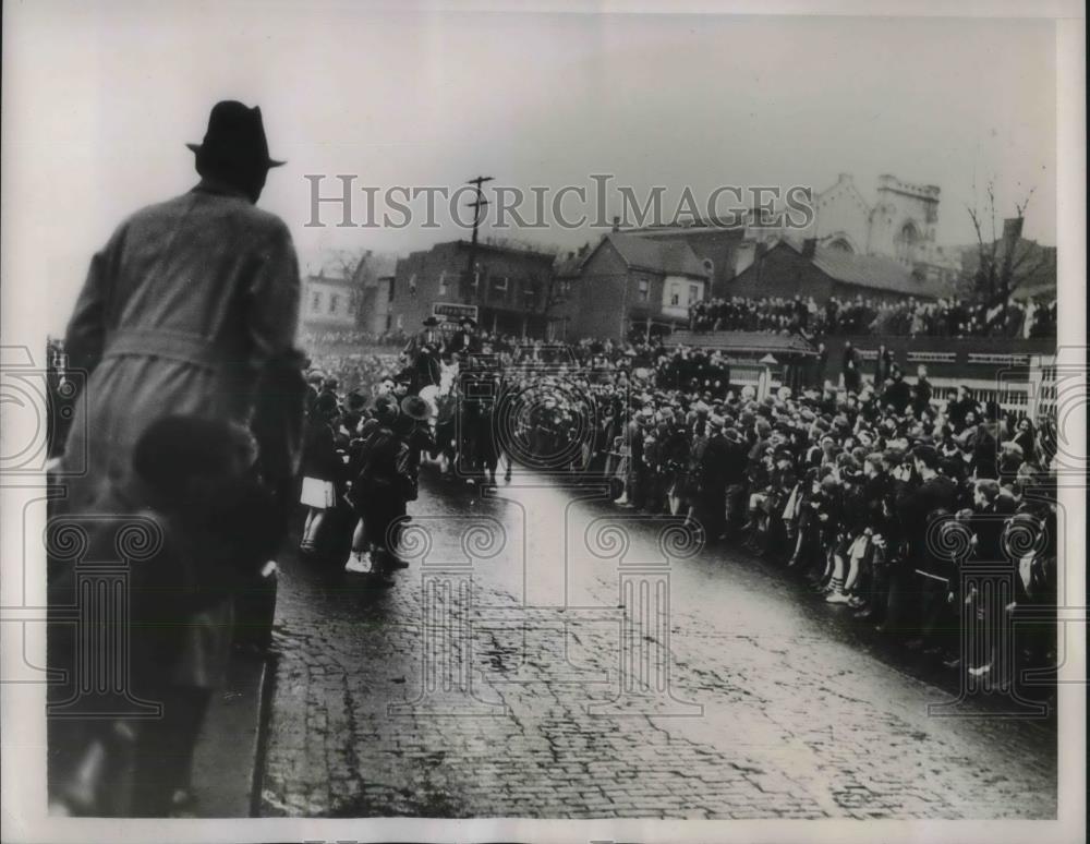 1939 Press Photo Cumberland, Mo stagecoach &amp; train in pioneer race - Historic Images