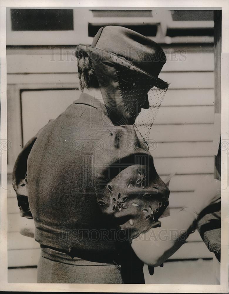 1938 Press Photo An English lady in a straw hat at an horse show - neb70496 - Historic Images