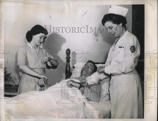 1944 Press Photo Mrs Norma Kirk Wife of US Army Surgeon General & Student Nurse - Historic Images