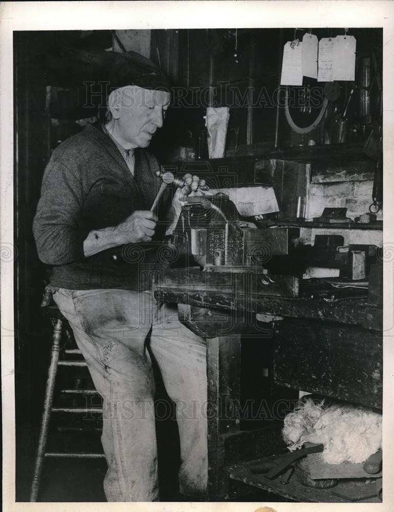 1946 Press Photo Boston Massachusetts Frank Raffelli MW Carr Metal Goods - Historic Images