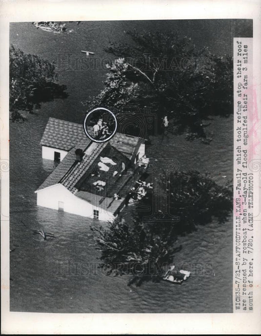 1948 Press Photo Staffordville, Kans, aerial view of floods & family on rooftop - Historic Images