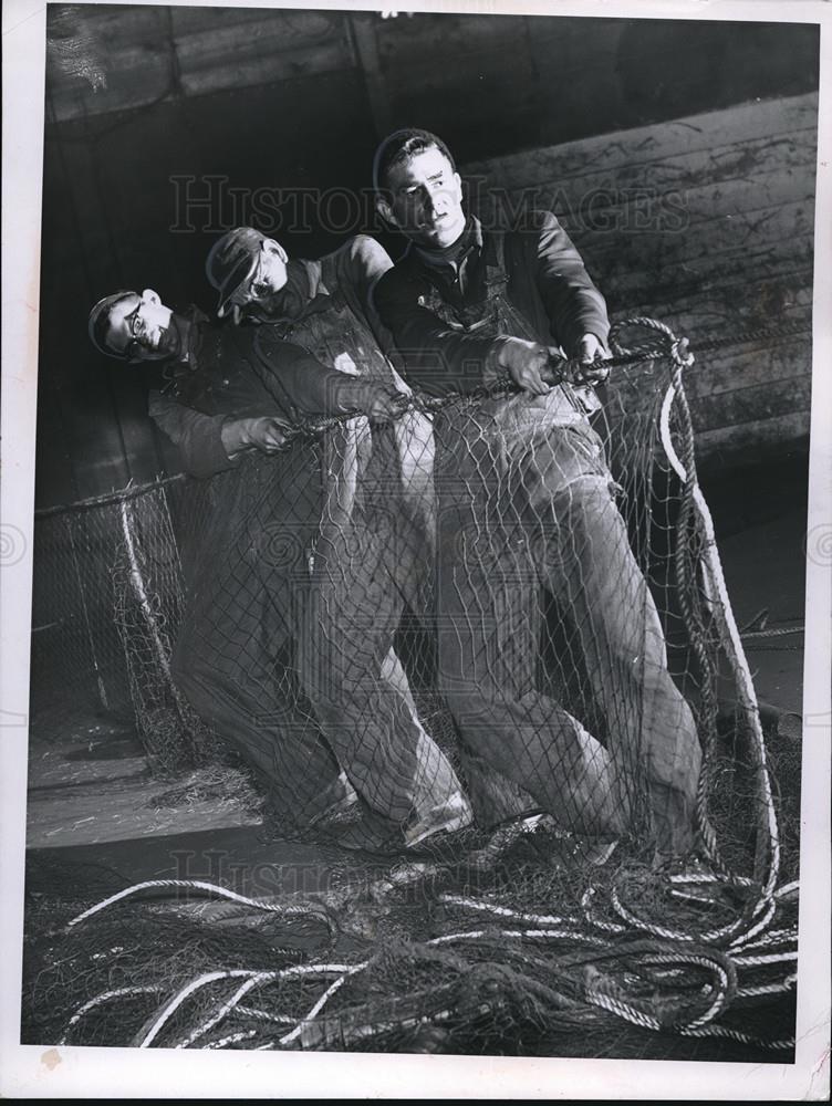 1957 Press Photo George Holly Ralph Knell Fishermen And Their Nets - Historic Images