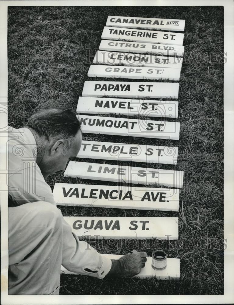 1961 Press Photo Ira wall Signs for Fruit Market cape Canaveral Florida - Historic Images