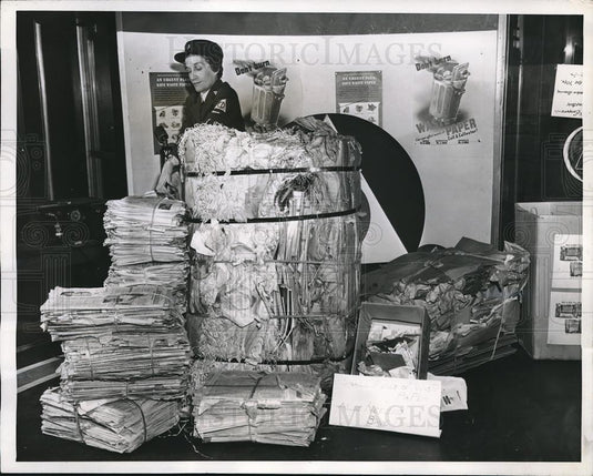 1944 Press Photo Mrs Betty Hollingsworth with scrap paper drive by CDVO workers - Historic Images