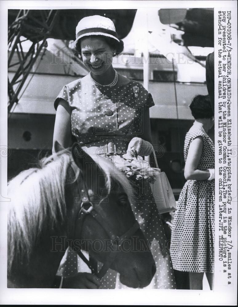 1959 Press Photo Queen Elizabeth II Stopping Briefly in Windsor - Historic Images