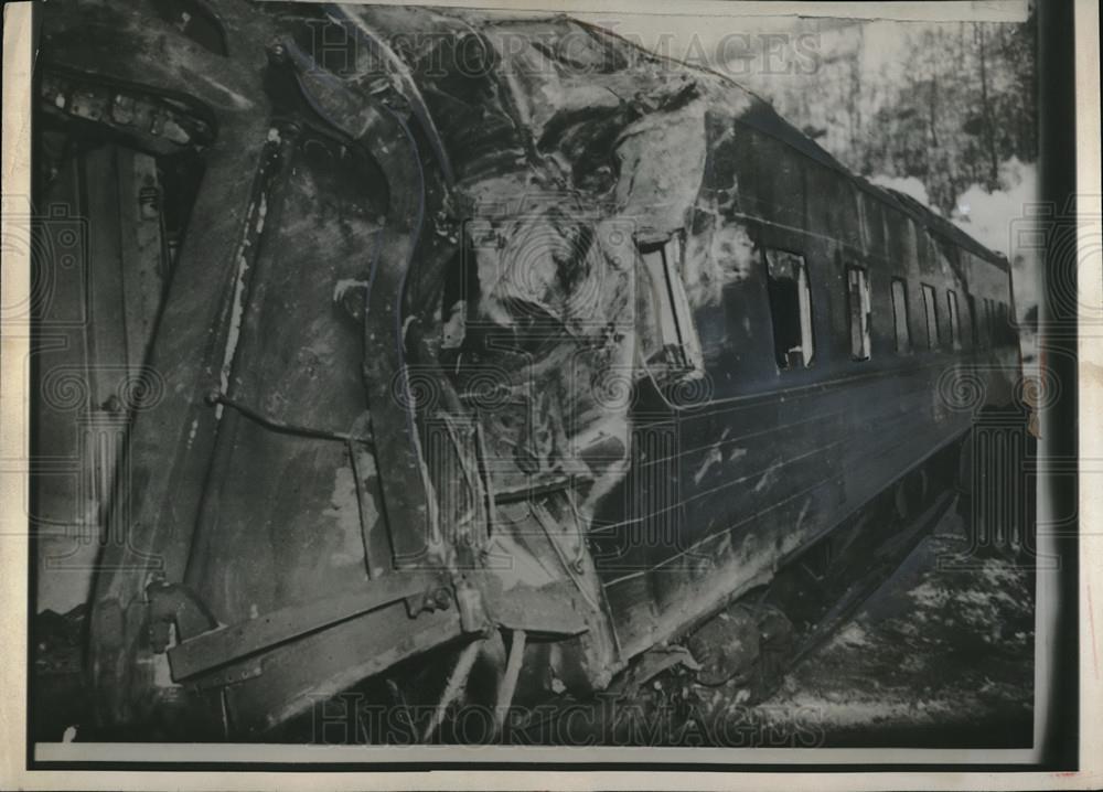 1947 Press Photo Wreckage of passenger train cars - Historic Images