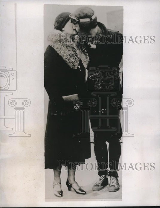 1935 Press Photo Mrs Leroy Davis & son Floyd in his parachute gear invention - Historic Images