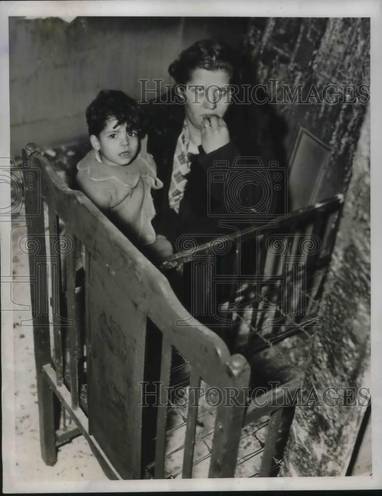 1941 Press Photo Mrs Mary Joyner &amp; Son Robert Age 4 At Bed Where Baby Burned - Historic Images