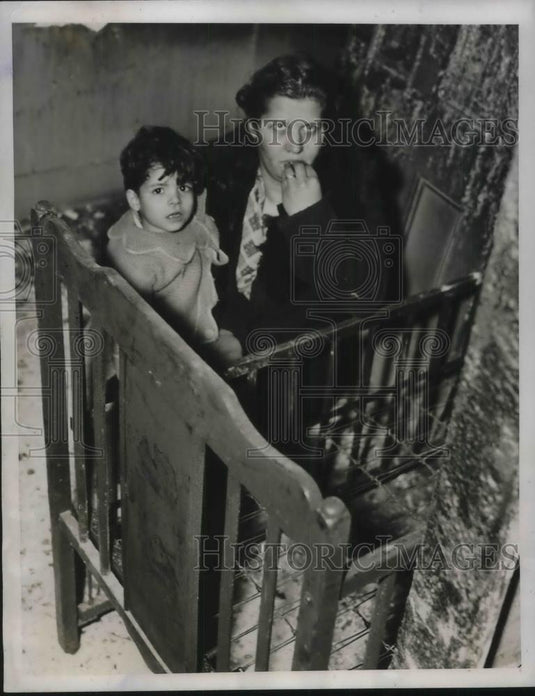 1941 Press Photo Mrs Mary Joyner & Son Robert Age 4 At Bed Where Baby Burned - Historic Images
