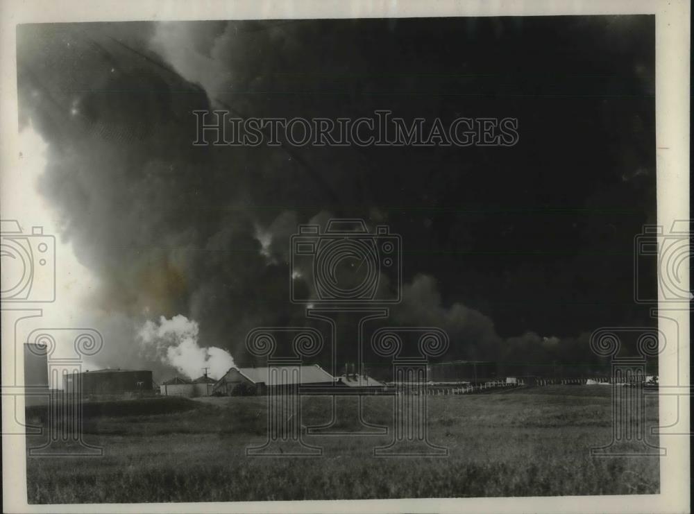 1926 Press Photo Oil fire at an English brea - Historic Images