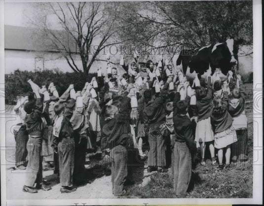 1954 Press Photo 50 boys and girls toast with milk for the princess - Historic Images