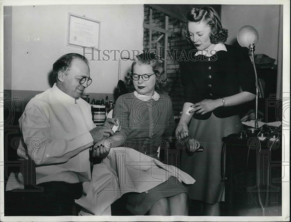 1940 Press Photo Kent State University Co-Eds Taking TB Patch Test - Historic Images