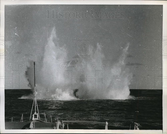1955 Press Photo Splash Created by Missiles That Dropped in China Sea - Historic Images