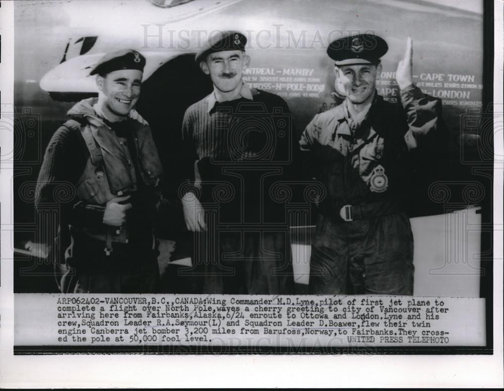 1955 Press Photo Commader Lyne pilot first plane complete flight over North Pole - Historic Images