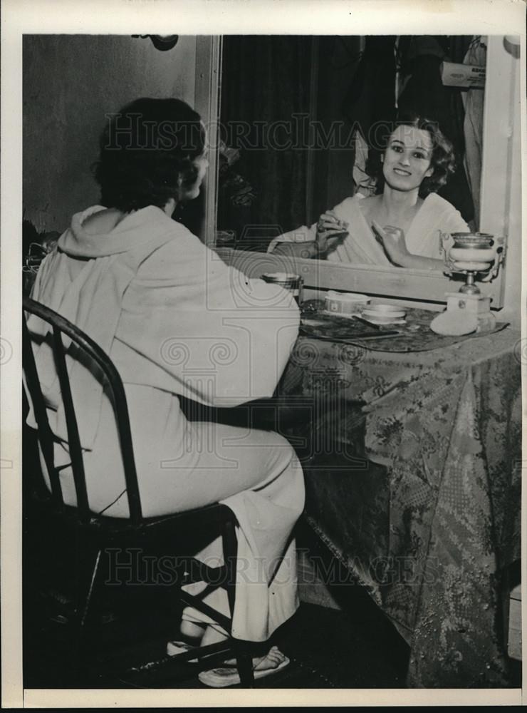 1932 Press Photo Mrs. Robert Lamont preparing to go on stage in Denver Colorado - Historic Images