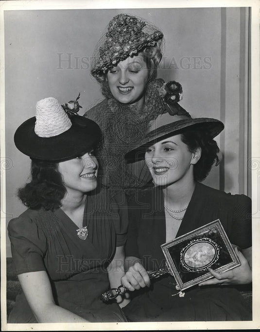 1939 Press Photo Women Wearing Fancy Dress Hats - Historic Images