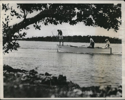 1933 Press Photo Archers Shooting Tropical Fish by Bows & Arrows in Key Largo - Historic Images