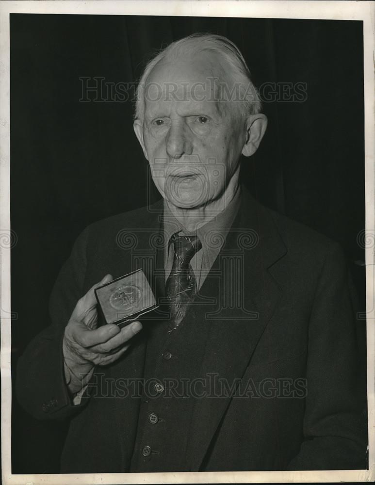 1944 Press Photo Mr. A.T. De La Mare 91 Year Old Veteran Editor & Publisher - Historic Images
