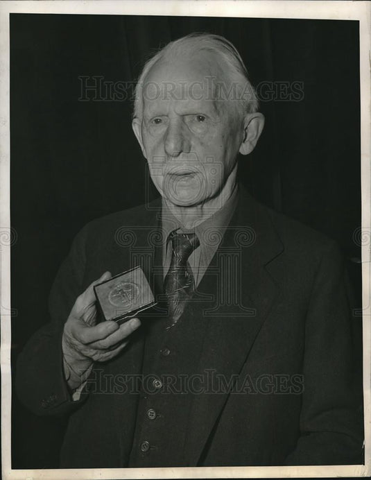 1944 Press Photo Mr. A.T. De La Mare 91 Year Old Veteran Editor & Publisher - Historic Images