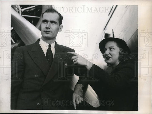 1938 Press Photo Beverly Moffett with Charles Mohan covers aviation news - Historic Images