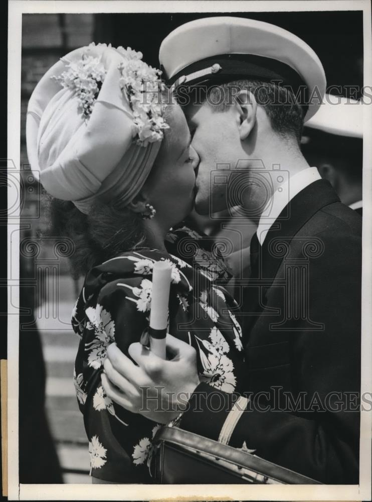 1941 Press Photo Ensign Irving Warner kisses girlfriend at graduation - Historic Images