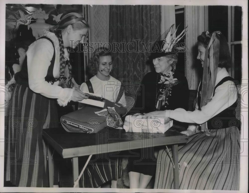 1930 Press Photo Finnish Belief Lilja salo, Sisko Saarelima - neb91831 - Historic Images