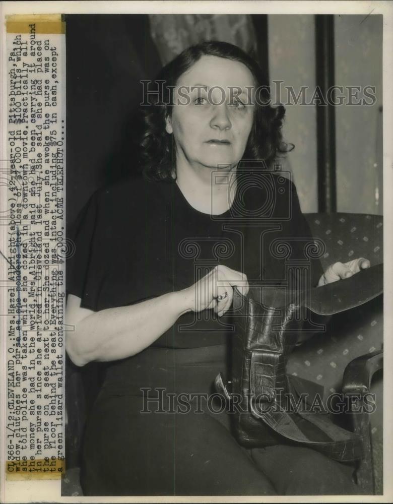 1949 Press Photo Mrs. Hazel Albright Loses $7,000 While in a Movie - Historic Images