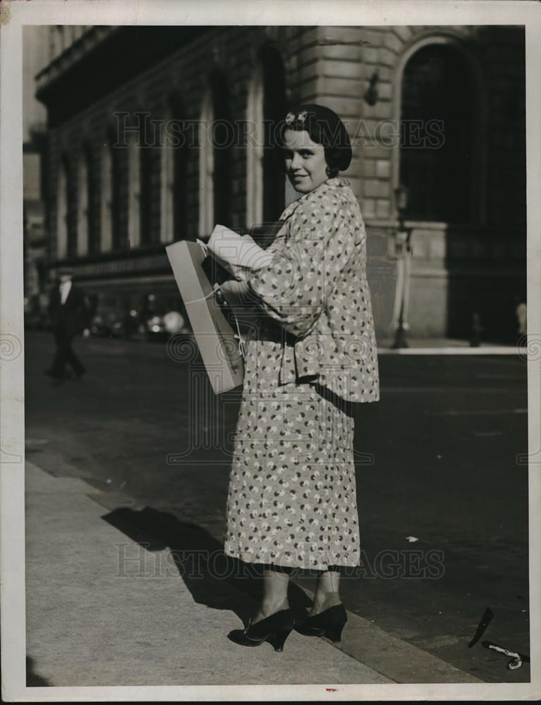 1935 Press Photo woman holding new dress purchase in a box in downtown - Historic Images