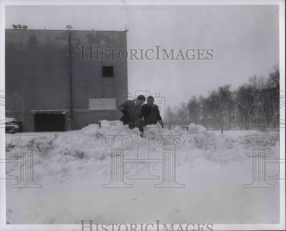 1954 Press Photo Cadillac tank plant in Cleveland, Lee Rapp &amp; M Klabunde in sno - Historic Images