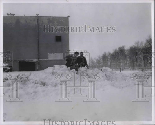 1954 Press Photo Cadillac tank plant in Cleveland, Lee Rapp & M Klabunde in sno - Historic Images